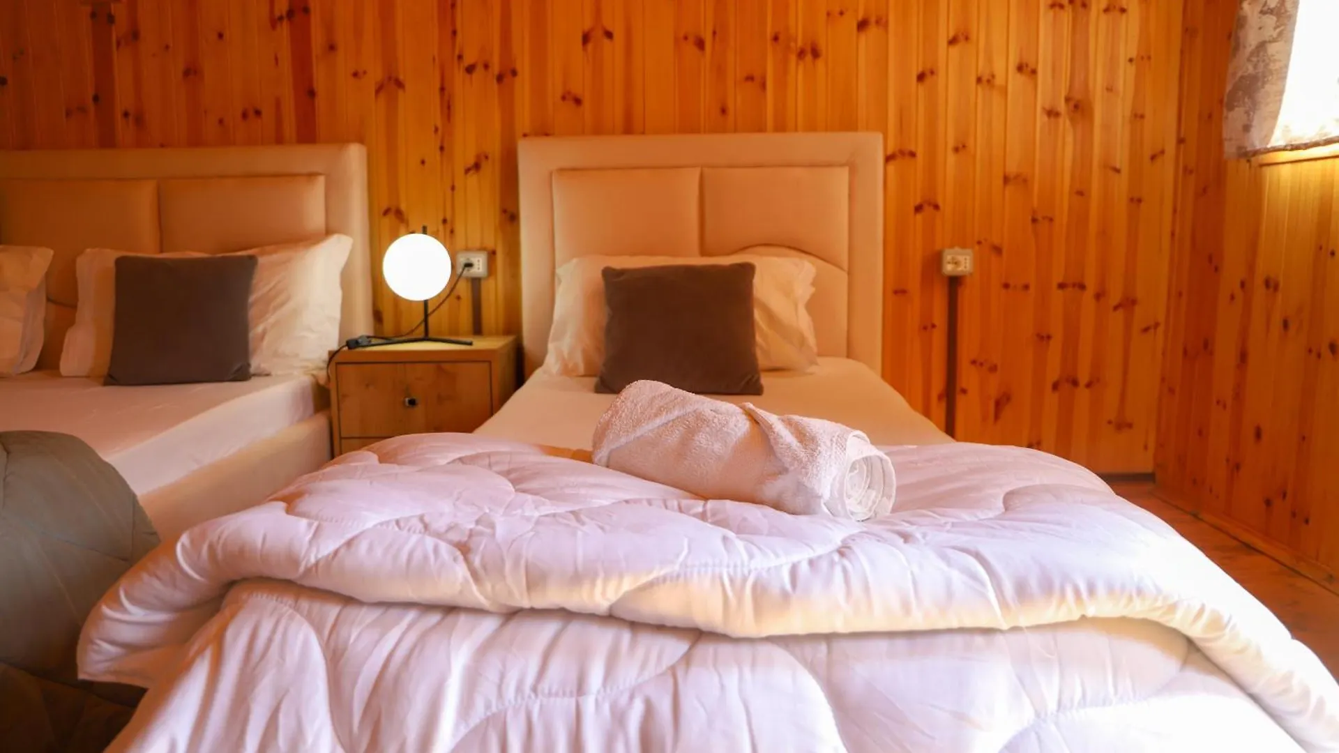 فيلة فيلا Wood House بيرات