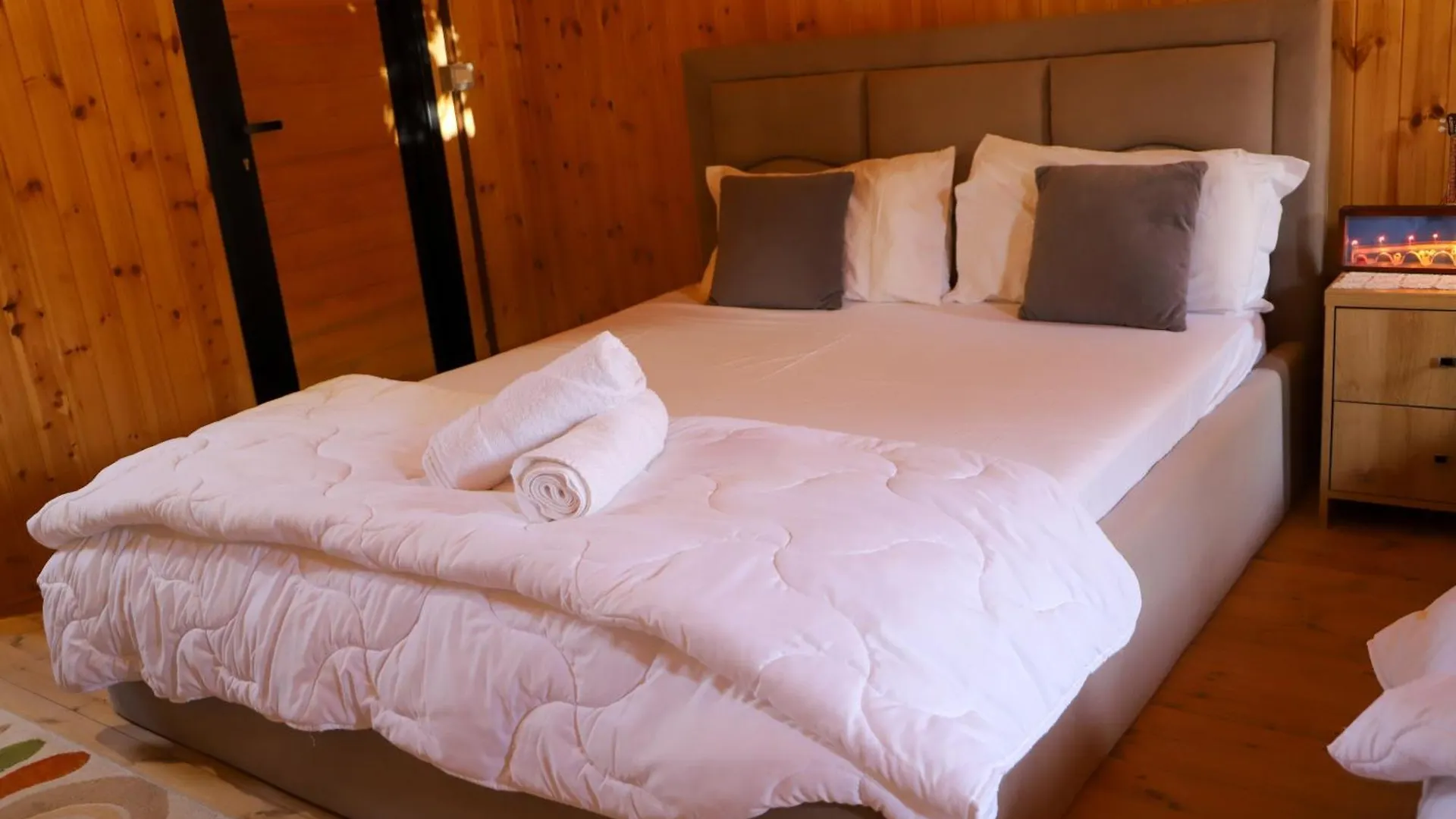 فيلة فيلا Wood House بيرات