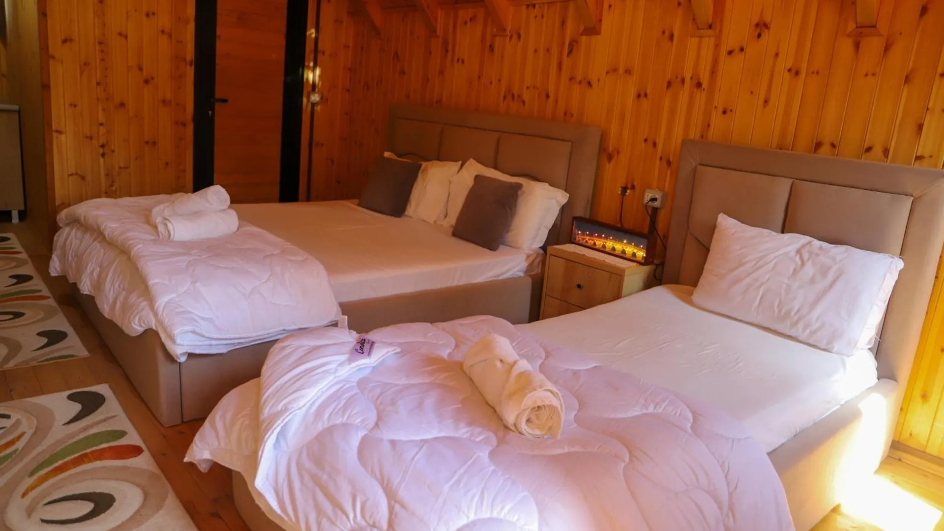 فيلة فيلا Wood House بيرات